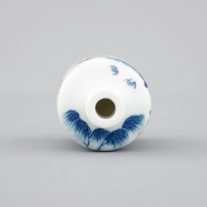 Une tabatière en porcelaine de Chine en bleu et rouge décoré d'un chameau, 18/19ème — photo 7