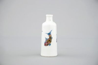 Une tabatière en porcelaine de Chine en bleu et rouge décoré de poissons, 18/19ème