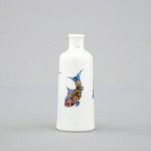 Une tabatière en porcelaine de Chine en bleu et rouge décoré de poissons, 18/19ème — photo 1