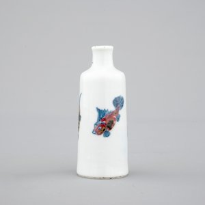 Une tabatière en porcelaine de Chine en bleu et rouge décoré de poissons, 18/19ème — photo 2