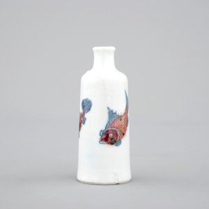 Une tabatière en porcelaine de Chine en bleu et rouge décoré de poissons, 18/19ème — photo 3