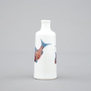 Une tabatière en porcelaine de Chine en bleu et rouge décoré de poissons, 18/19ème — photo 5