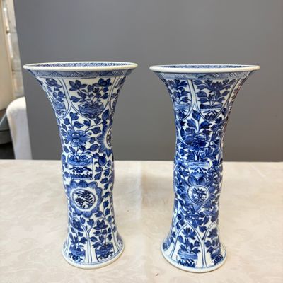 A Chinese blue and white five-piece garniture with floral design — photo 1
