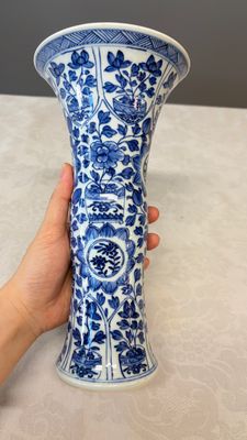 A Chinese blue and white five-piece garniture with floral design — photo 2