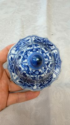 A Chinese blue and white five-piece garniture with floral design — photo 27