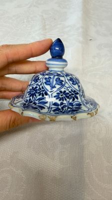 A Chinese blue and white five-piece garniture with floral design — photo 28
