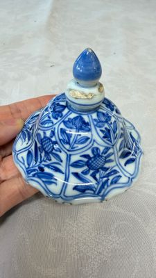 A Chinese blue and white five-piece garniture with floral design — photo 39