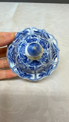 A Chinese blue and white five-piece garniture with floral design — photo 40