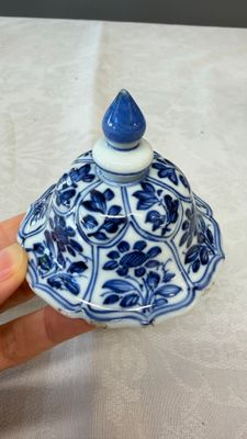 A Chinese blue and white five-piece garniture with floral design — photo 51