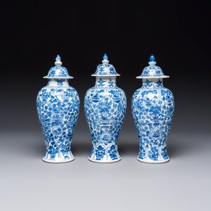 A Chinese blue and white five-piece garniture with floral design — photo 2