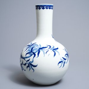 A Chinese blue and white '9 peaches' bottle vase, Yongzheng mark, Republic, 20th C. — 照片 3