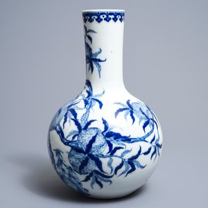 A Chinese blue and white '9 peaches' bottle vase, Yongzheng mark, Republic, 20th C. — 照片 4