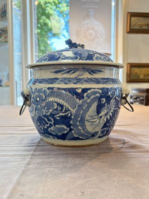 A Chinese blue and white and a famille rose 'kamcheng' bowl and cover for the Straits or Peranakan market, 19th C. — photo 1