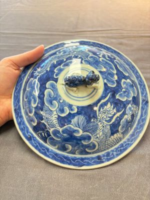 A Chinese blue and white and a famille rose 'kamcheng' bowl and cover for the Straits or Peranakan market, 19th C. — photo 11