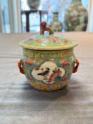 A Chinese blue and white and a famille rose 'kamcheng' bowl and cover for the Straits or Peranakan market, 19th C. — photo 14
