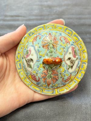 A Chinese blue and white and a famille rose 'kamcheng' bowl and cover for the Straits or Peranakan market, 19th C. — photo 21