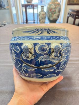 A Chinese blue and white and a famille rose 'kamcheng' bowl and cover for the Straits or Peranakan market, 19th C. — photo 3