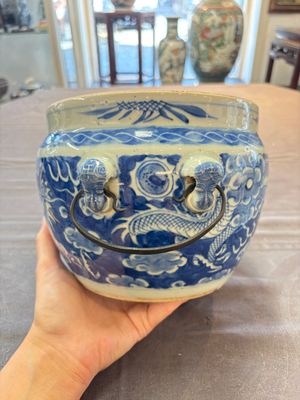 A Chinese blue and white and a famille rose 'kamcheng' bowl and cover for the Straits or Peranakan market, 19th C. — photo 5
