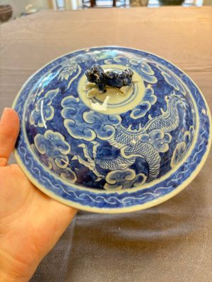 A Chinese blue and white and a famille rose 'kamcheng' bowl and cover for the Straits or Peranakan market, 19th C. — photo 9