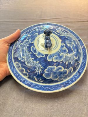 A Chinese blue and white and a famille rose 'kamcheng' bowl and cover for the Straits or Peranakan market, 19th C. — photo 10