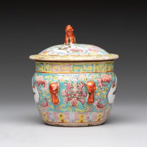 A Chinese blue and white and a famille rose 'kamcheng' bowl and cover for the Straits or Peranakan market, 19th C. — photo 11