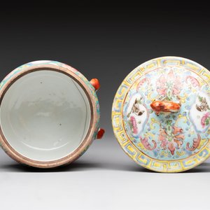 A Chinese blue and white and a famille rose 'kamcheng' bowl and cover for the Straits or Peranakan market, 19th C. — photo 12