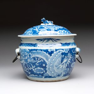 A Chinese blue and white and a famille rose 'kamcheng' bowl and cover for the Straits or Peranakan market, 19th C. — photo 2