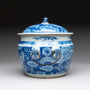 A Chinese blue and white and a famille rose 'kamcheng' bowl and cover for the Straits or Peranakan market, 19th C. — photo 3