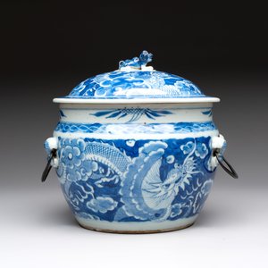 A Chinese blue and white and a famille rose 'kamcheng' bowl and cover for the Straits or Peranakan market, 19th C. — photo 4
