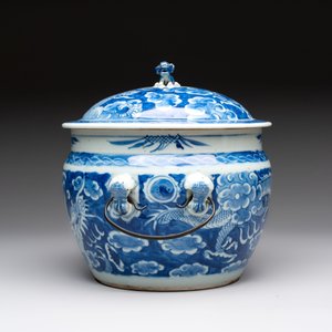 A Chinese blue and white and a famille rose 'kamcheng' bowl and cover for the Straits or Peranakan market, 19th C. — photo 5