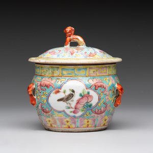 A Chinese blue and white and a famille rose 'kamcheng' bowl and cover for the Straits or Peranakan market, 19th C. — photo 8