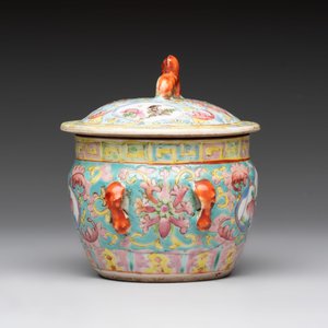 A Chinese blue and white and a famille rose 'kamcheng' bowl and cover for the Straits or Peranakan market, 19th C. — photo 9