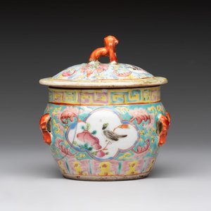 A Chinese blue and white and a famille rose 'kamcheng' bowl and cover for the Straits or Peranakan market, 19th C. — photo 10