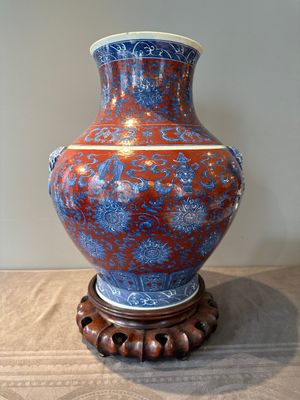 A Chinese blue and white, and iron-red 'bajixiang' 'hu' vase on wooden stand, Qianlong mark, 19th C. — 照片 1