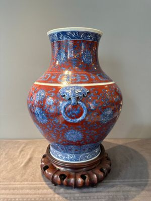 A Chinese blue and white, and iron-red 'bajixiang' 'hu' vase on wooden stand, Qianlong mark, 19th C. — 照片 2