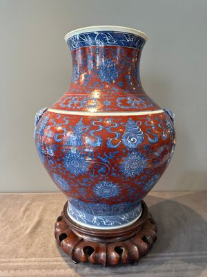 A Chinese blue and white, and iron-red 'bajixiang' 'hu' vase on wooden stand, Qianlong mark, 19th C. — 照片 3
