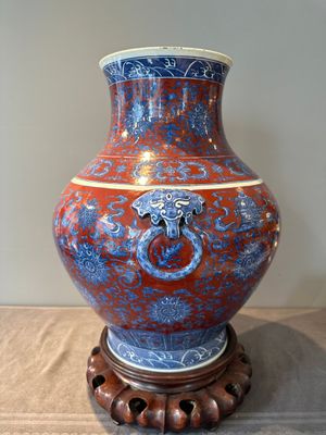 A Chinese blue and white, and iron-red 'bajixiang' 'hu' vase on wooden stand, Qianlong mark, 19th C. — 照片 4