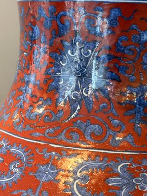 A Chinese blue and white, and iron-red 'bajixiang' 'hu' vase on wooden stand, Qianlong mark, 19th C. — 照片 7