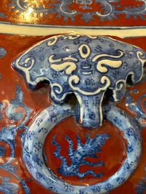 A Chinese blue and white, and iron-red 'bajixiang' 'hu' vase on wooden stand, Qianlong mark, 19th C. — 照片 8