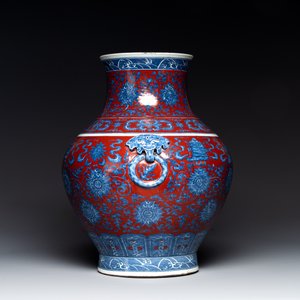 A Chinese blue and white, and iron-red 'bajixiang' 'hu' vase on wooden stand, Qianlong mark, 19th C. — 照片 2