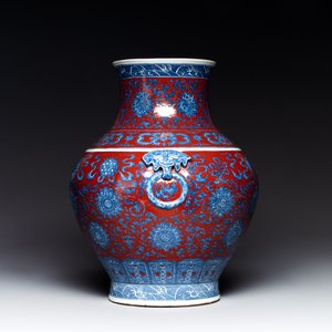 A Chinese blue and white, and iron-red 'bajixiang' 'hu' vase on wooden stand, Qianlong mark, 19th C. — 照片 4