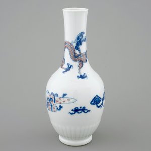 A Chinese blue and white and underglaze red vase with a dragon, Kangxi — 照片 1