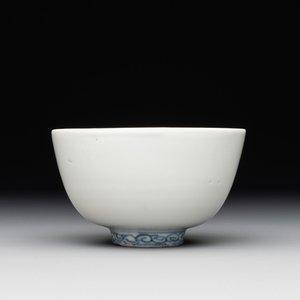 A Chinese blue and white anhua bowl, late Ming — photo 1