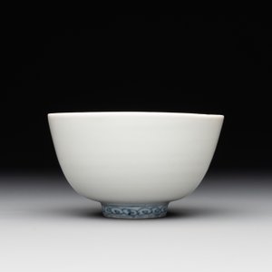 A Chinese blue and white anhua bowl, late Ming — photo 3