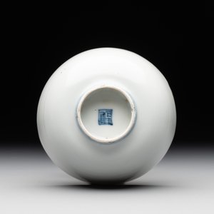 A Chinese blue and white anhua bowl, late Ming — photo 5