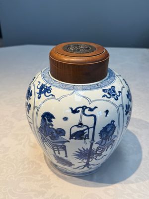 A Chinese blue and white 'Antiquities and Flower Baskets' vase with a wooden cover, Kangxi — photo 1