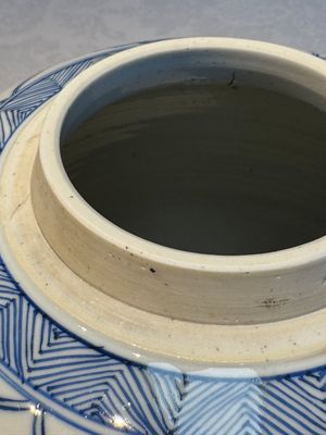 A Chinese blue and white 'Antiquities and Flower Baskets' vase with a wooden cover, Kangxi — photo 11