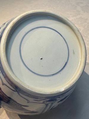 A Chinese blue and white 'Antiquities and Flower Baskets' vase with a wooden cover, Kangxi — photo 16