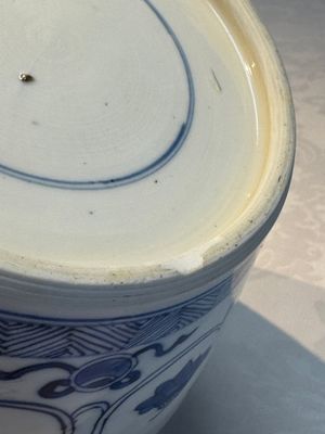 A Chinese blue and white 'Antiquities and Flower Baskets' vase with a wooden cover, Kangxi — photo 18