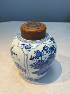 A Chinese blue and white 'Antiquities and Flower Baskets' vase with a wooden cover, Kangxi — photo 2